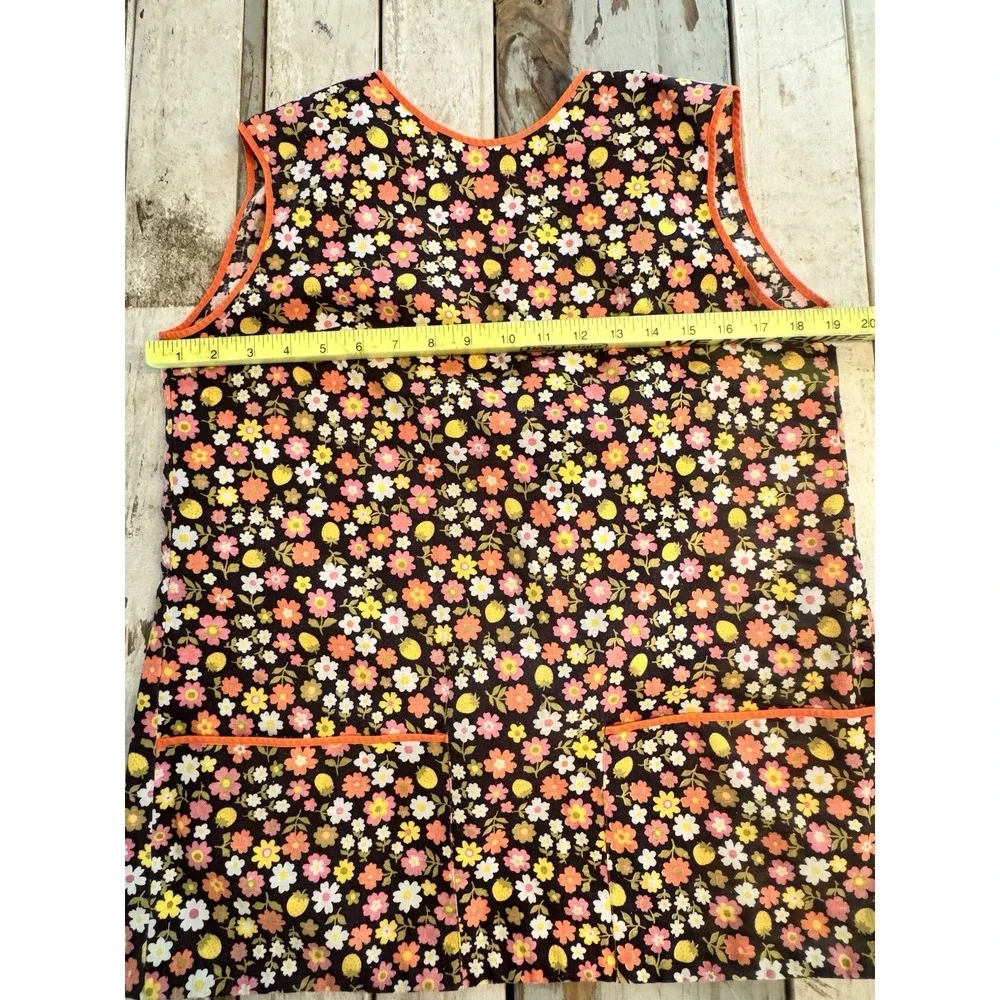 VINTAGE MCM GROOVY SMOCK STYLE ARM FLORAL PRINT REAR TIE APRON WITH POCKETS